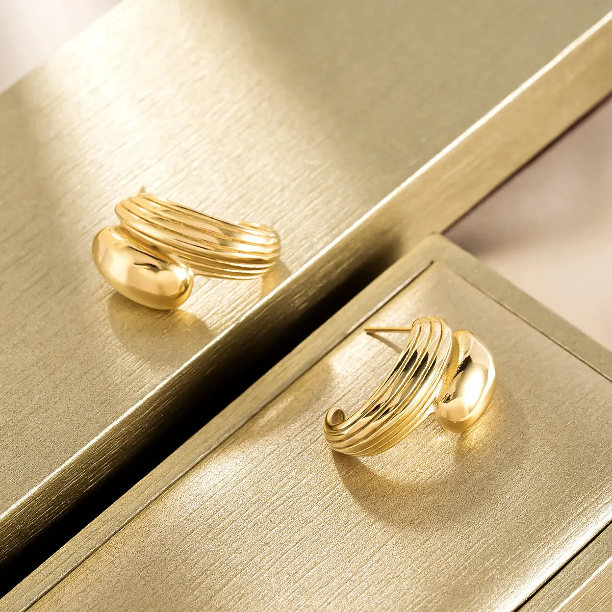 Essential Stripes C-Hoop Studs